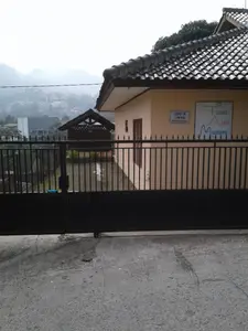 Villa Puncak Cisarua Tunas Alam Mutiara berada di lokasi strategis, yaitu di Cisarua, Tugu selatan, Warung Kaleng. Daerah ini  juga dipanggil kampung Arab, 