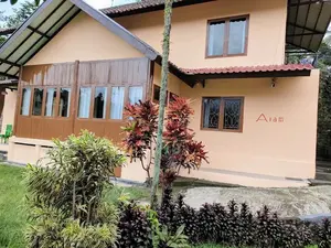 Gedung Alam berada di teras bawah, di antara Gedung Tunas dan Villa Mutiara. Villa-villa ini paling dekat kolam renang.