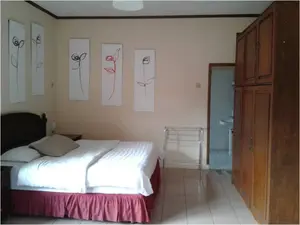 Villa Mutiara adalah villa paling mewah dari semua unit-unit. Posisi nya paling dekat jalan desa dan diatas koloam renang dengan pemandangan yang paling indah.